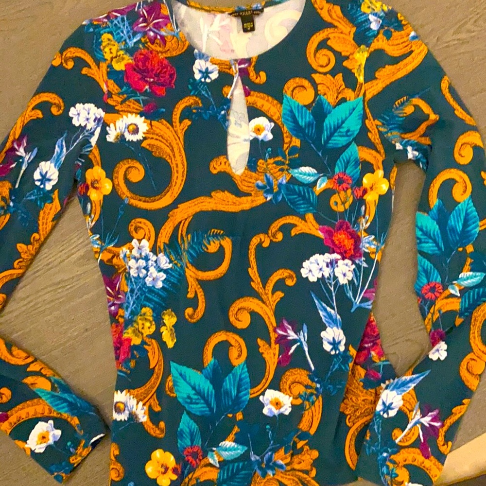 Guess size med long sleeve shirt. Like new worn once. Beautiful colors.